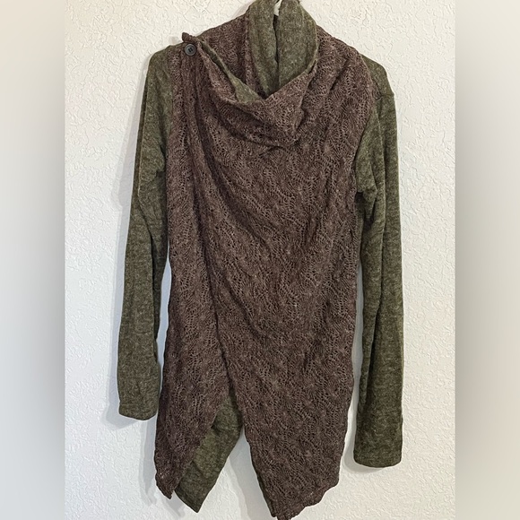 Thaluta Olive Green and Brown Layered Knit Sweater - Picture 3 of 13